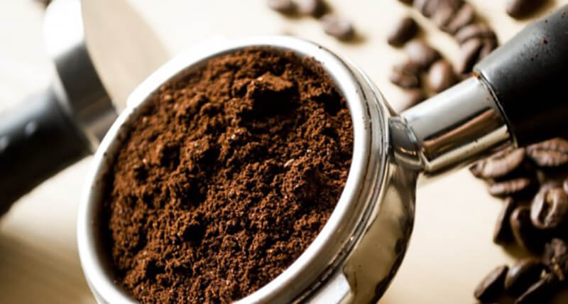 Sử dụng bã cà phê để trừ kiến đen